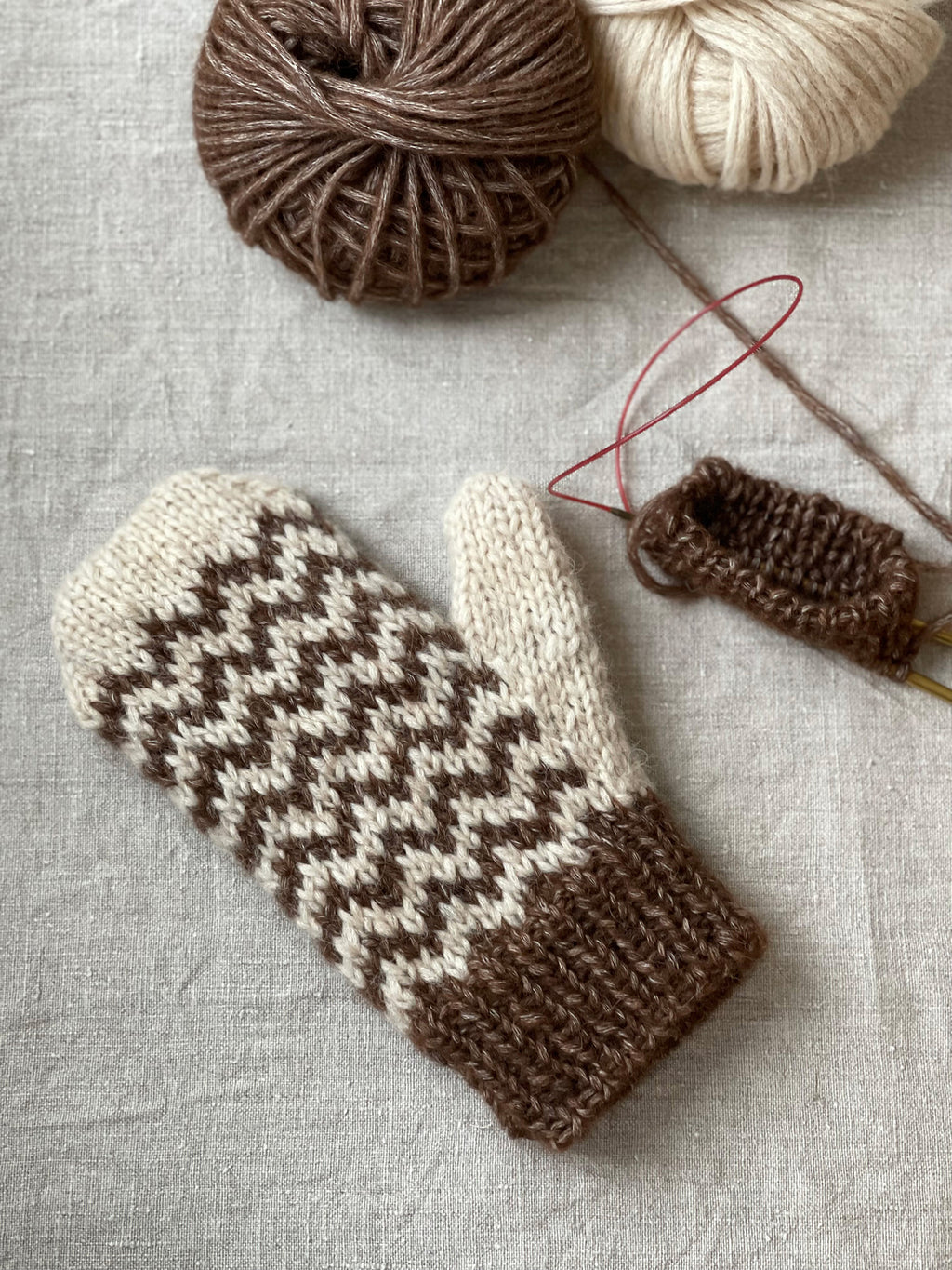 Zigzag Mittens in Snefnug by Trine Meulengracht