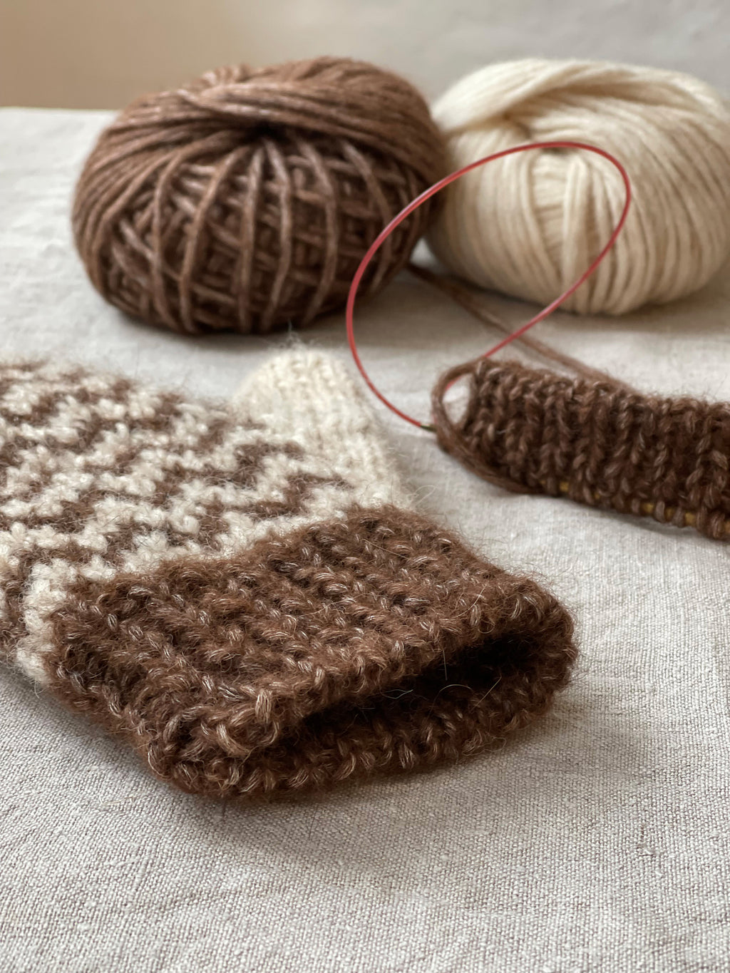 Zigzag Mittens in Snefnug by Trine Meulengracht
