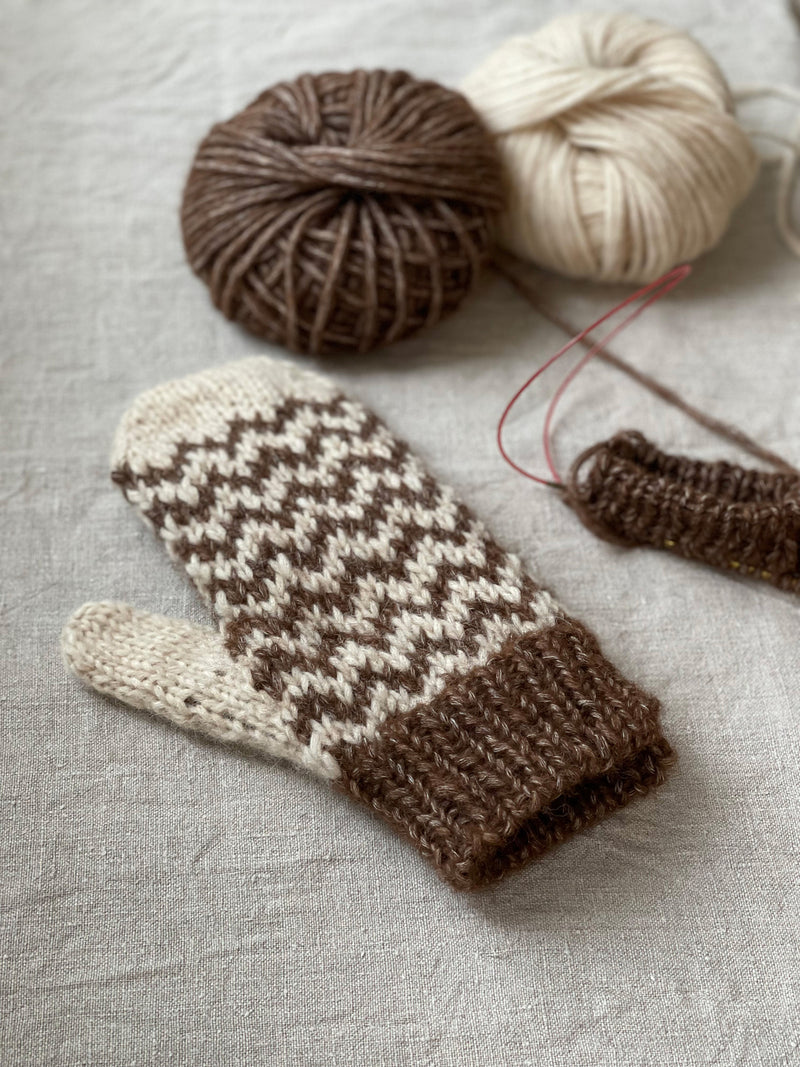 Zigzag Mittens in Snefnug by Trine Meulengracht