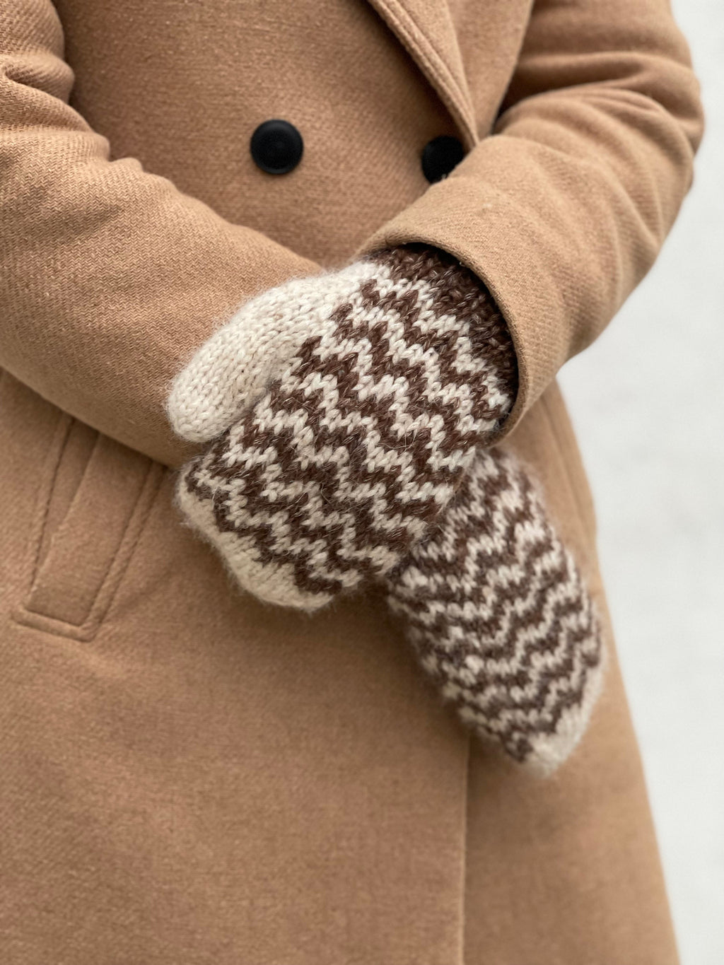 Zigzag Mittens in Snefnug by Trine Meulengracht
