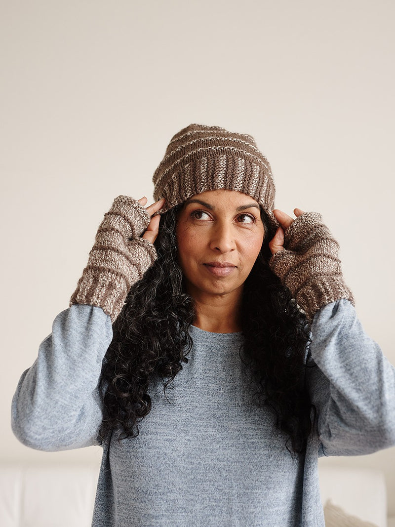 Sojourn Hat and Mitts by Nadia Paige