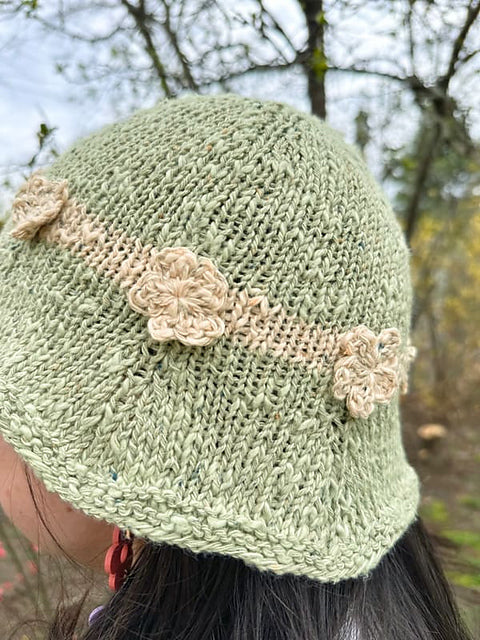 Daisy Chain (Knit) by Mel Kennelly